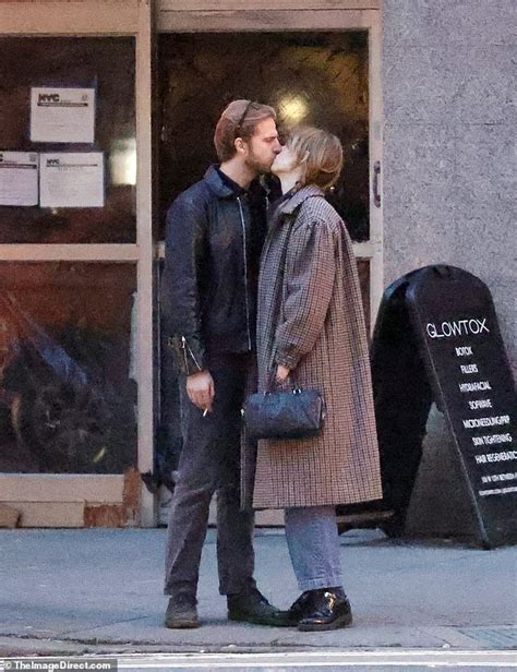 Maya Hawke kisses musician Christian Lee Hutson during chilly。